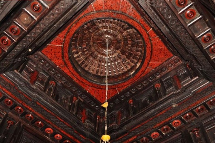 Hukuru Miskiyy interior ceiling with ornate red lacquer woodwork