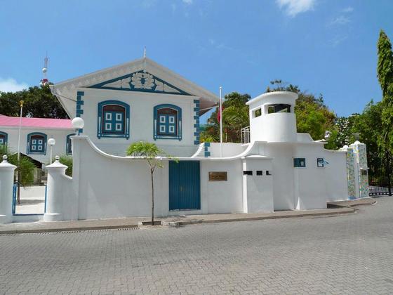 Traditional Maldivian building with Munnaaru tower