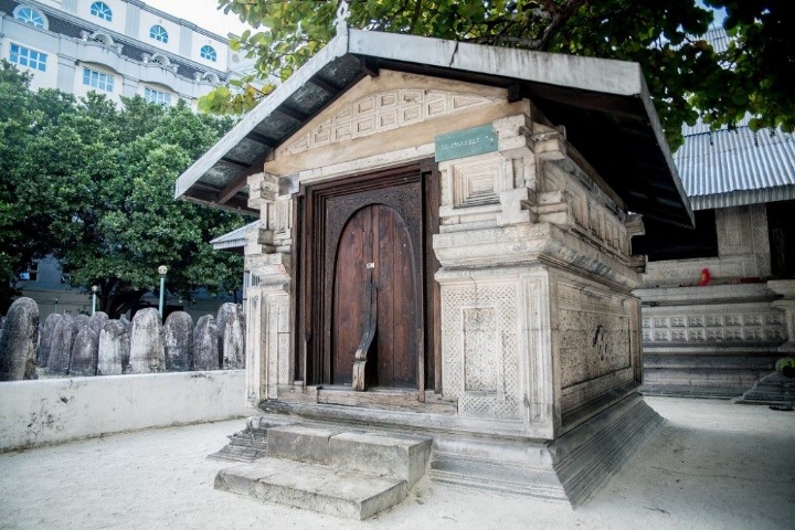 Hukuru Miskiyy entrance with carved stone and ancient gravestones